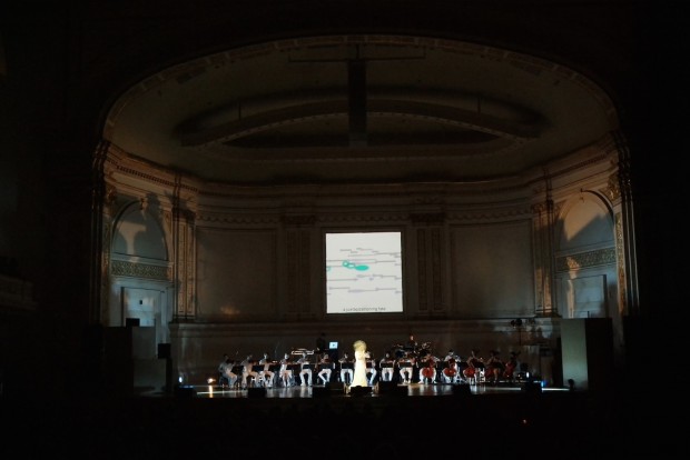 No lendário Carnegie Hall, Björk se apresenta com 15 músicos da orquestra Alarm Will Sound. (Crédito: Kevin Mazur)