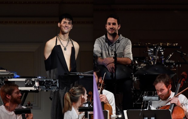 O produtor-engenheiro de som venezuelano Arca e o percussionista austríaco Manu Delgado durante apresentação no Carnegie Hall: trunfos do sucesso do CD Vulnicura. (Crédito: Kevin Mazur)