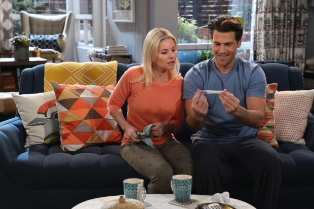 Elisha Cuthbert e Nick Zano em cena do sitcom "One Big Happy". (Crédito: Divulgação)