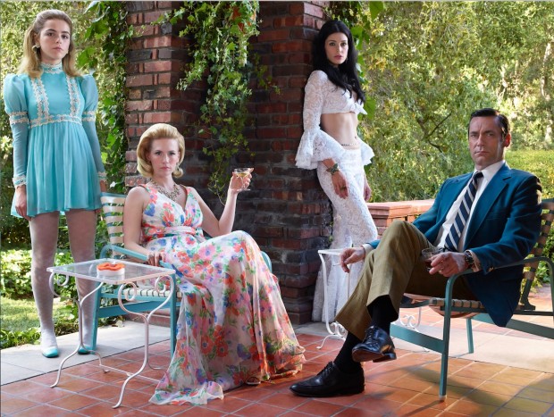 Os atores Kiernan Shipka (Sally Draper), January Jones (Betty Francis), Jessica Paré (Megan Draper) e Jon Hamm (Don Draper) em cena da sétima e derradeira temporada de Mad Men. (Foto: Frank Ockenfels 3/AMC)