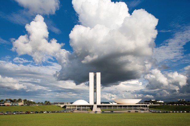 O fotógrafo mineiro Leonardo Finotti contribui com vários imagens novas da arquitetura latino-americana na exposição do MoMA, incluindo esta da Praça dos Três Poderes, em Brasília.