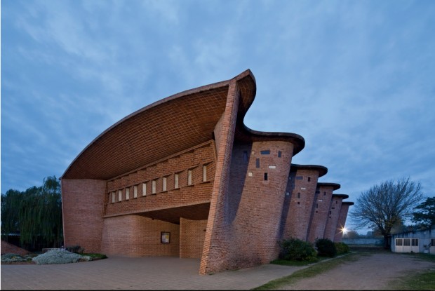 Igreja em Atlantida, Uruguai, projeto de Eladio Dieste, 1958. (Foto: Leonardo Finotti)