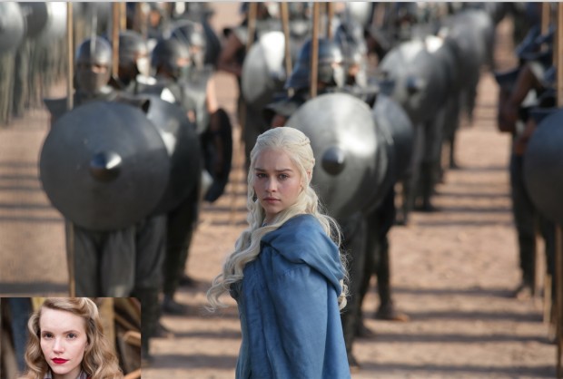 Emilia Clarke, em cena de "Game of Thrones", comanda seu exército. Na foto menor, a atriz inglesa Tamzin Merchant, que chegou a interpretar Daenerys Targaryen no primeiro episódio, antes de ser despedida. (Foto maior: Divulgação HBOMAX; foto menor: Reprodução)