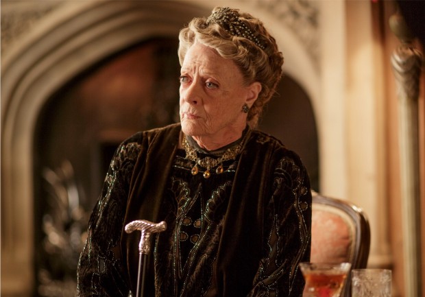 Maggie Smith como Violet (crédito: cortesia Nick Briggs/Carnival Film and Television Limited)