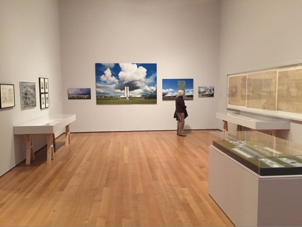 Sala do MoMA dedicada à construção de Brasília, com quatro imagens de Finotti. (Foto: Marcelo Bernardes)