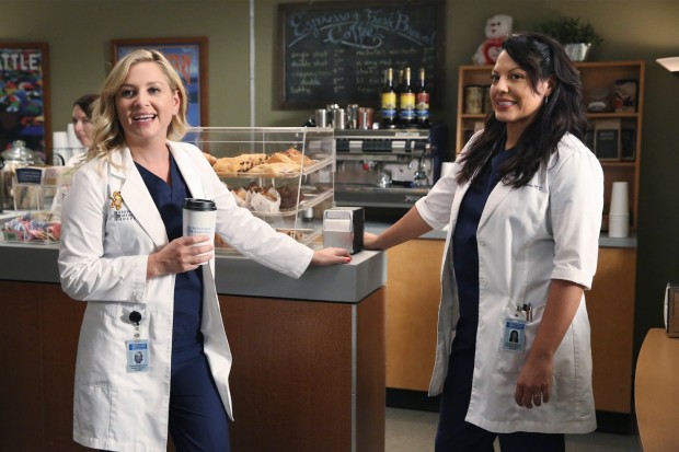 Jessica Capshaw e Sara Ramizez, de "Grey's Anatomy" interpretam médicas que vivem um relacionamento complicado. (Foto: Divulgação)