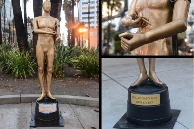 A estátua do Oscar injetar do heroína, criada pelo artista de rua, logo após a morte do ator Phillip Seymour Hoffman, no ano passado. (Foto: Cortesia Plastic Jesus)