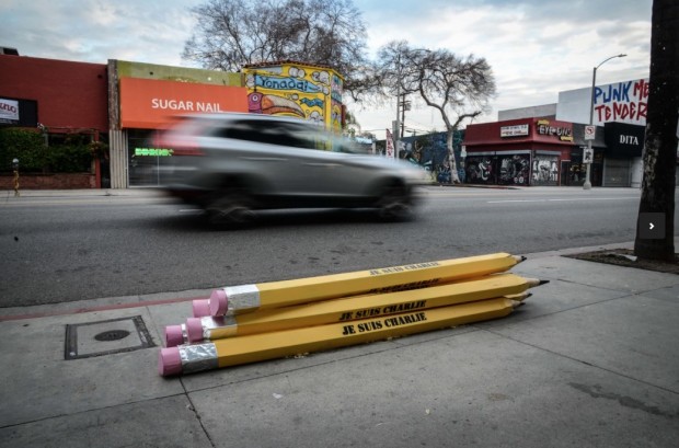 Outro trabalho do artista, este direcionado ao ataque terrorista contra a redação do semanário francês Charlie Hebdo, em janeiro, em Paris. (Foto: Cortesia Plastic Jesus)