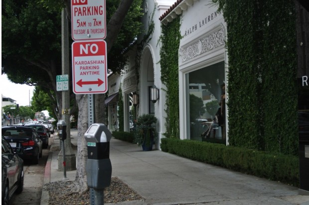 Mais uma das sete placas de trânsito instaladas terça-feira em Beverly Hills. (Foto: Cortesia Plástic Jesus)