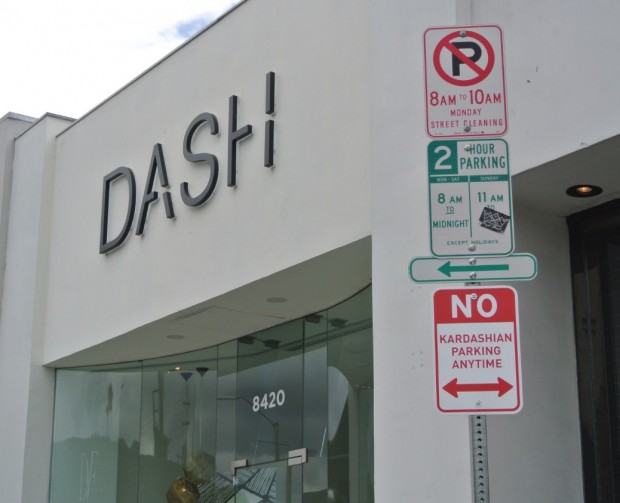 A placa "Probido o Estacionamento de Kardashian" foi instalada na frente da butique de Kim Kardashian, na Melrose Avenue, em Los Angeles. (Foto: Cortesia Plastic Jesus)