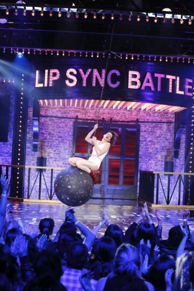 A atriz Anne Hathaway dubla Miley Cyrus no episódio de hoje à noite de "Lip Sync Battle". (Foto: Speke TV)