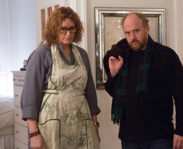 Louis e uma das lésbicas de "Louis C.K" (crédito: K.C Bailey/FX)