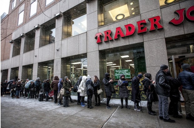 A fila na porta do Trader Joe's da rua 14 com Avenida 3 (crédito: divulgação)