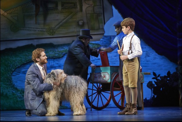 Matthew Morrison interpreta o escritor J.M. Barrie, e Aidan Gemme é Peter. O cãozinho em cena atende pelo nome artístico de Jack. (Foto: Divulgação) 