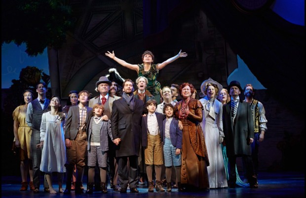 O elenco de "Finding Neverland" em cena apoteótica do musical. (Foto: Divulgação)