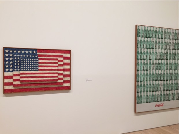 "Three Flags", de Jasper Johns, e "Green Coca-Cola Bottles", de Andy Warhol. (Foto: Marcelo Bernardes)