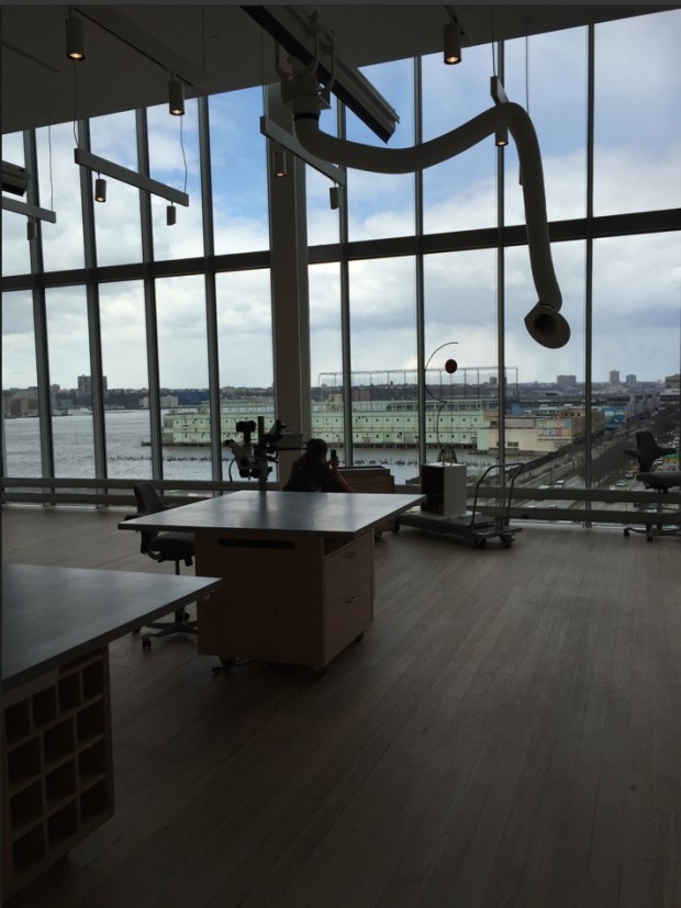 Sala de restauração de obras do museu, com vista para o píer que vai abrigar um grande centro de comércio chique, galerias de arte e restaurantes, mas sem vínculo com o Whitney (Foto: Marcelo Bernardes)