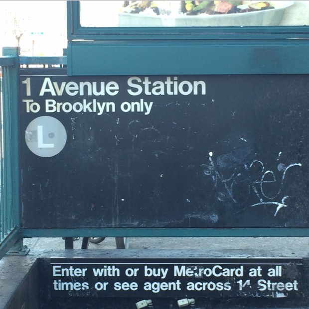 Entrada da estação Primeira Avenida, da linha L do metrô de Nova York, que serve Manhattan e Brooklyn. (Foto: Milly Lacombe)