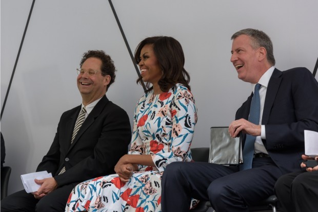 O diretor do Whitney Adam Weinberg, a primeira dama Michelle Obama, e o prefeito de Nova York Bill de Blasio na inauguração do museu. (Foto: Filip Wolak)