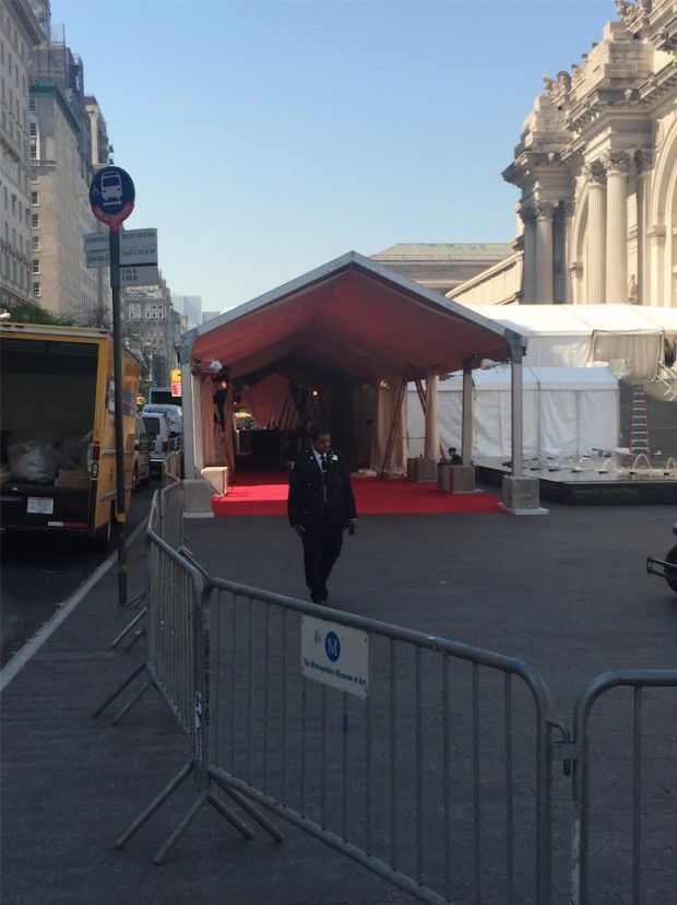 A polícia de Nova York começou hoje, na hora do almoço, a armar uma barricada na frente do Museu Metropolitan. Acima: os últimos preparativos do red carpete do Baile do Metropolitan, logo mais a noite. (Foto: Marcelo Bernardes)