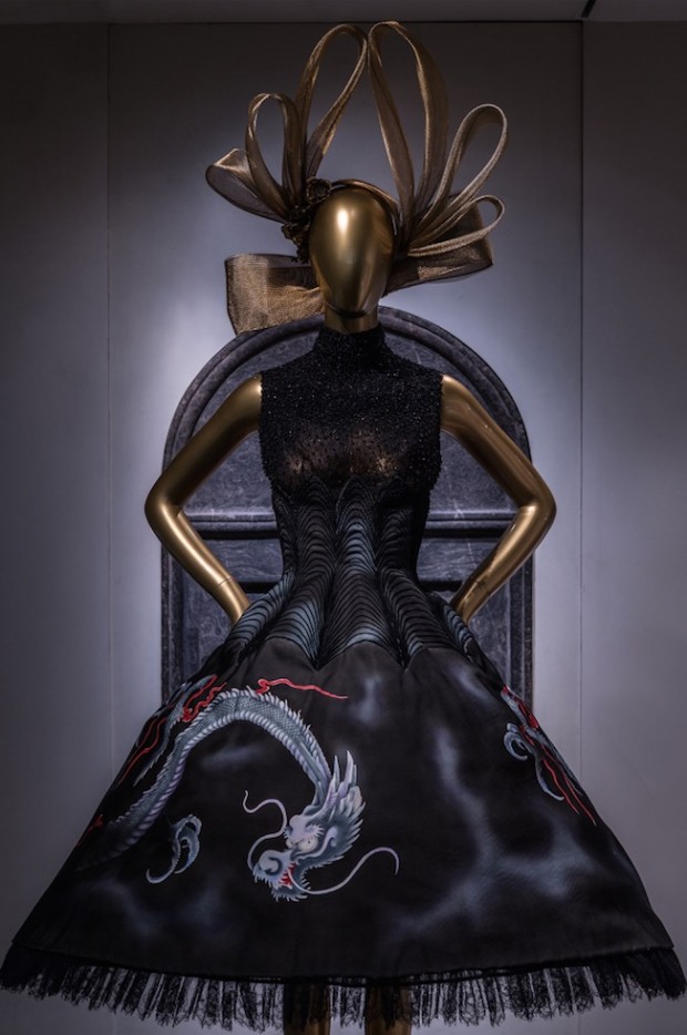 Vestido Givenchy em exibição na mostra China: Through the Looking Glass. (Foto: Divulgação)