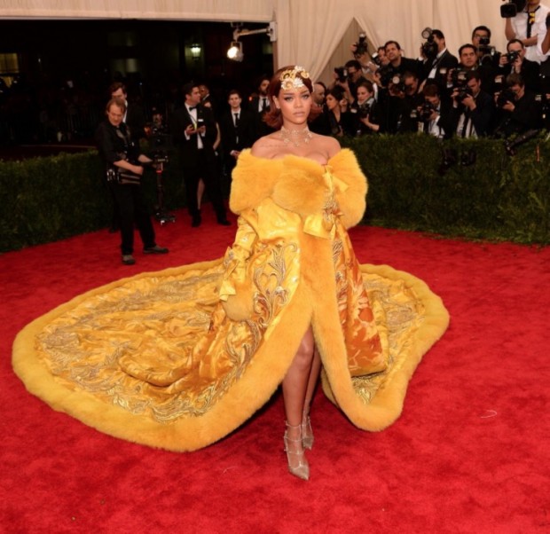 Rihanna em vestido amarelo de Guo Pei, o mais comentado do Met Ball, realizado ontem a noite. (Foto: Divulgação)