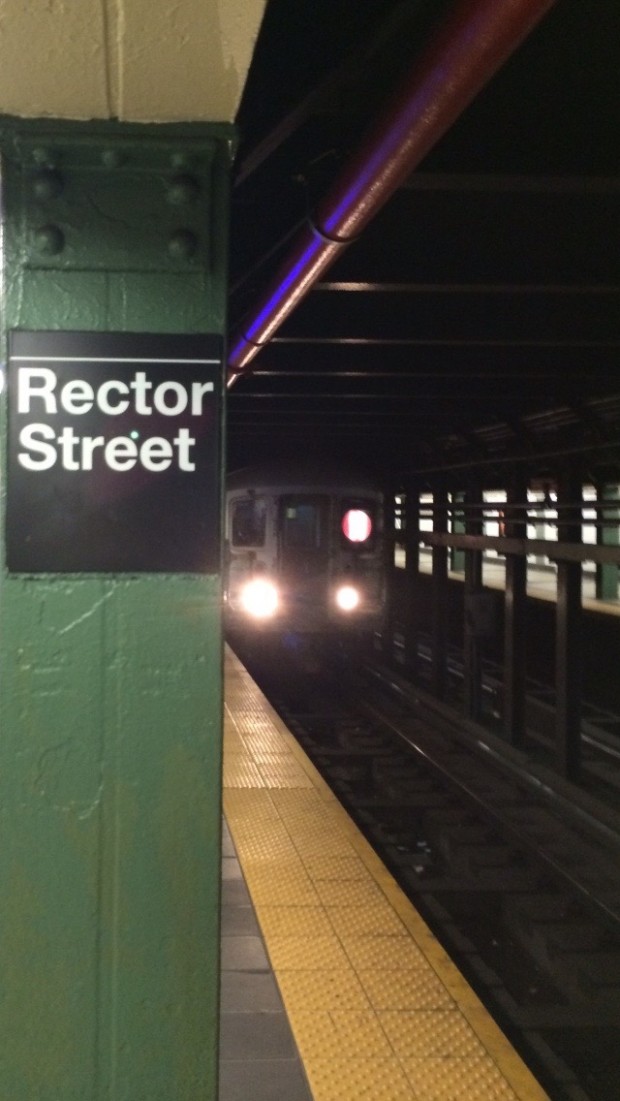 Estações de metrô de Nova York, como esta na região de Wall Street, ficam de 5 a 10 graus mais quentes que a temperatura da rua durante o verão. (Foto: Marcelo Bernardes)