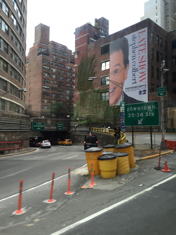 Anúncio do novo talk show de Stephen Colbert, no final do Midtown Tunnel, uma das entradas de Manhattan. (Foto: Marcelo Bernardes)