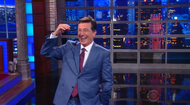 Stephen Colbert ao entrar no palco do Ed Sullivan. (Foto: Reprodução)