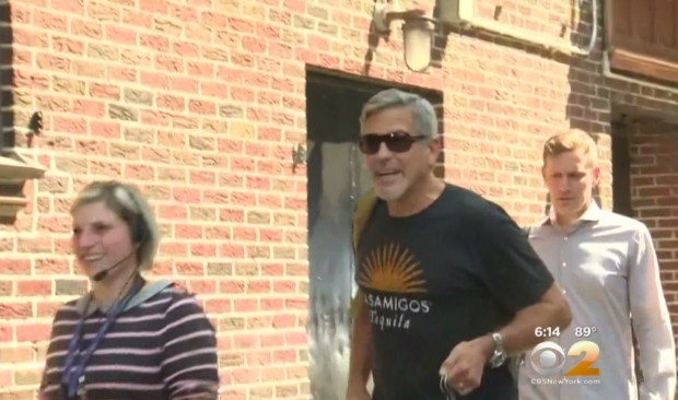 O ator George Clooney antes de entrar numa das portas laterais do tetro Ed Sullivan, em Nova York, para gravar o primeiro programa do apresentador Stephen Colbert. (Foto: Reprodução) 