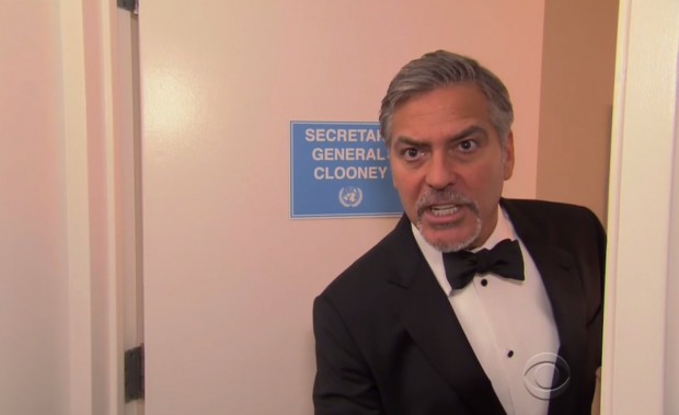 George Clooney em esquete de filme falso em que ele interpreta o secretário-geral das Nações Unidas. (Foto: Reprodução)