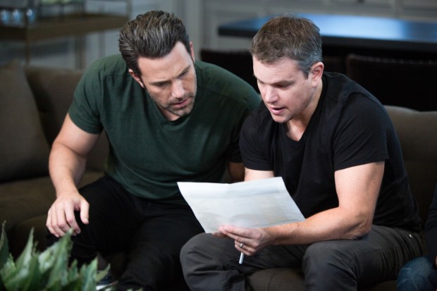 Ben Affleck e Matt Damon analisam concorrentes da competição do programa "Project Greenlight", da rede HBO. (Foto: Divulgação)