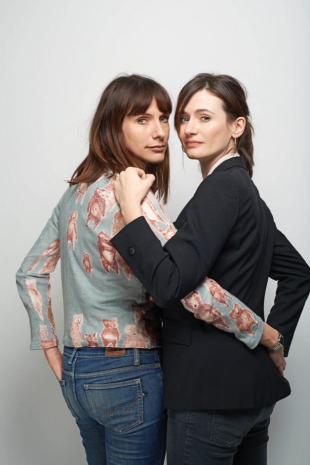 As atrizes e melhores amigas na vida real Dolly Wells e Emily Mortimer interpretam versões quase verdadeiras de si mesmas no seriado "Doll & Em". (Foto: Divulgação)