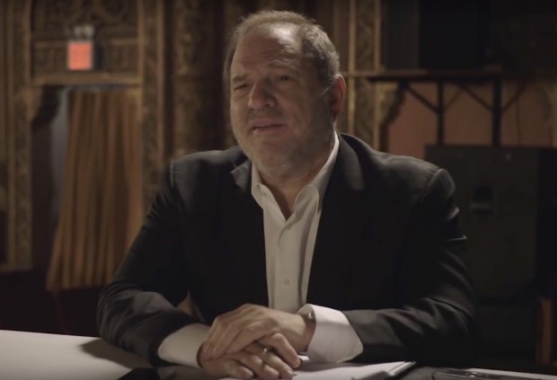 O produtor Harvey Weinstein interpreta si próprio em "Doll & Em" (Foto: Reprodução)