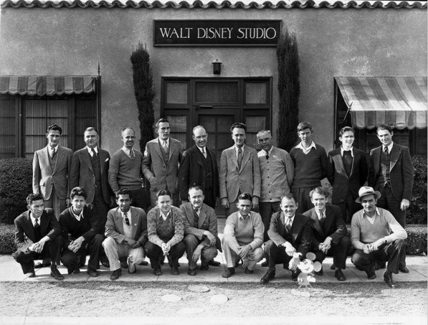 Walt Disney em sua equipe, em 1926, na porta da primeira sede do estúdio Disney, em Los Angeles. (Foto: Cortesia Walt Disney Archives Photo Library)