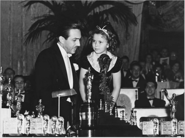 Na cerimônia do Oscar de 1939, Walt Disney recebe da atriz Shirley Temple uma estatueta especial por "Branca de Neve e os Sete Anões". O  desenho não foi indicado ao Oscar de melhor filme, apesar de ser um sucesso de crítica e público. (Foto: Corbis)