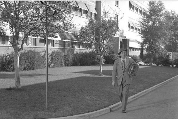 Walt Disney, em 1941, andando na Rua Dunga (Doopey Drive), na nova sede dos estúdios Disney, em Burbank, Califórnia. (Foto: Getty Images)