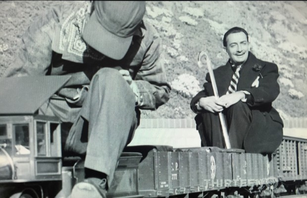 O pintor Salvador Dalí andou na mini-locomotiva que Disney montou no quintal de casa, na Califórnia. (Foto: Reprodução)