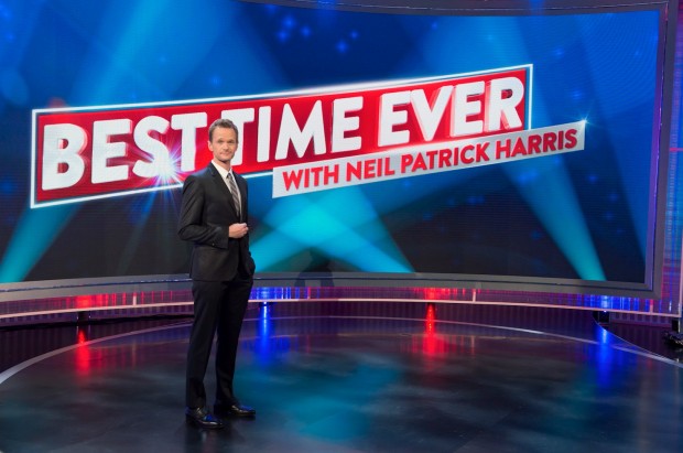 Neil Patrick Harris no palco do programa de variedades "Best Time Ever", apresentado ao vivo. (Foto: Virginia Sherwood/NBC)