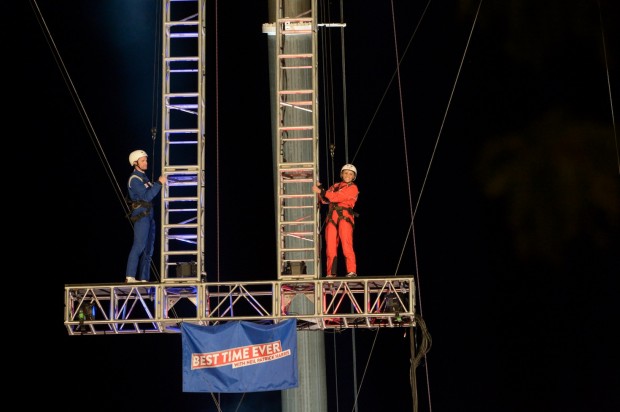 Harris e Reese Whiterspoon em prova de acrobacia. (Foto: Virginia Sherwood/NBC)