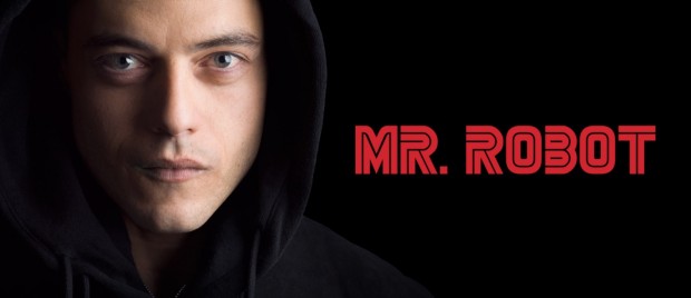 Em "Mr. Robot", a série que conquistou os críticos este ano, o ator Rami Malek faz um hacker viciado em drogas psicoestimulantes e simpatizante do movimento Occupy Wall Street. Apesar dos temas atuais, o "look" da série é bem anos 80, a começar pelo logotipo retrô inspirado na companhia de videogames Sega. (Foto: Reprodução)