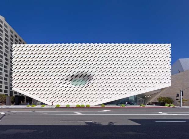 Novo museu The Broad, em Los Angeles, é em estilo "véu-e-cofre". O véu é em formato colméia que cobre a construção em forma de caixa forte. (Foto: Benny Chan, cortesia The Broad  & DIller Scofidio + Renfro )