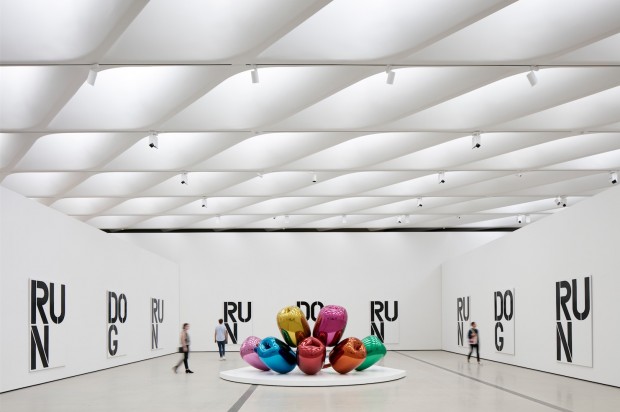 Galeria no terceiro andar do museu tem instalações Christopher Wool e Jeff Koons. (Foto: Bruce Damonte, cortesia of The Broad and Diller Scofidio + Renfro)