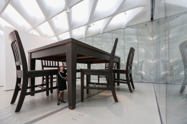 "Debaixo da Mesa": instalação de Robert Therrien, que fica no terceiro andar do museu. (Foto: Elizabeth Daniels, cortesia The Broad and Diller Scofidio + Renfro)