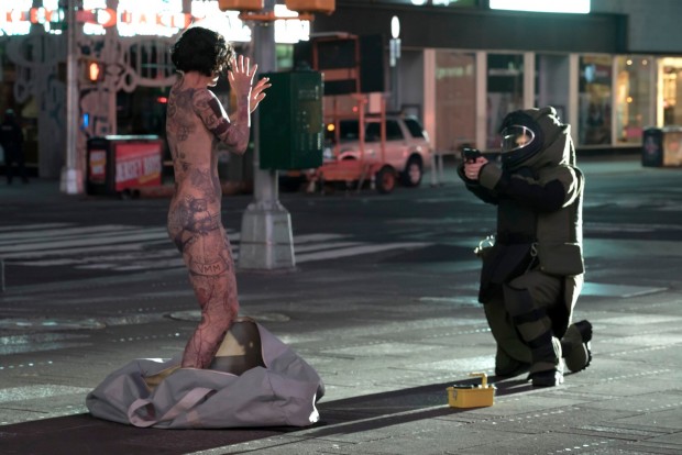 Novo seriado "Blindspot" tem começo pertubador, com uma mulher misteriosa e tatuada saindo de dentro de uma mala no meio do Times Square. (Foto: Virginia Sherwood/NBC)