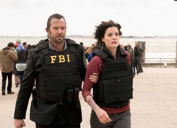 Seriado também é protagonizado pelo ator australiano Sullivan Stapleton, como o agente do FBI responsável por investigas as pistas tiradas das tatuagens de Jaimie Alexander (Foto: Virginia Sherwood/NBC) 