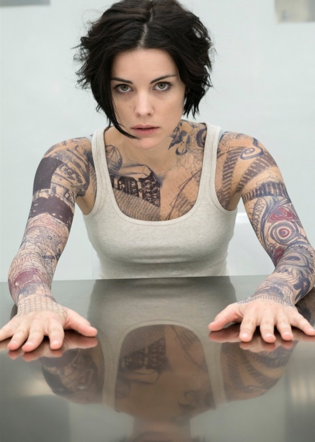 A atriz Jamie Alexander tem seu corpo recoberto por tatuagens para filmar "Blindspot". (Foto: Virginia Sherwood)