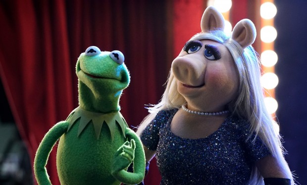 O romance de 34 anos entre Caco e Miss Piggy acabou, mas ele agora trabalha como produtor-executivo do talk show de fim de noite comandado pela ex. (Foto: Divulgação)