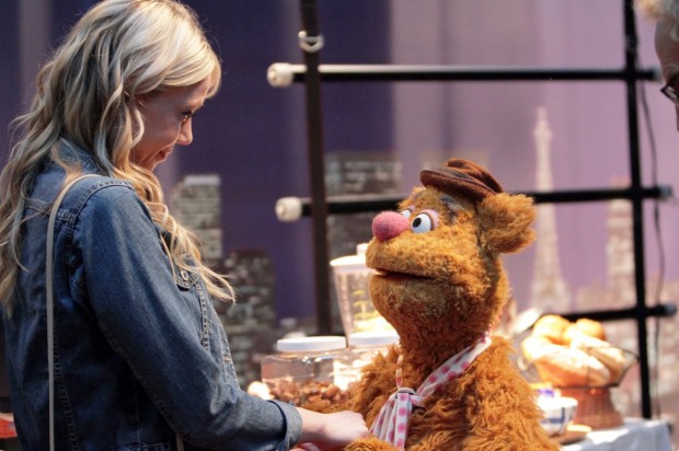 Fozie, o Urso é o locutor e animador do plateia do talk show de Miss Piggy. Ele também tem uma namorada de carne em osso. (Foto: Divulgação)