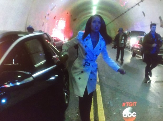 Olivia Pope (Kerry Washington) e alguns paparazzi chegam ao local do acidente que matou a princesa. (Foto: Reprodução)